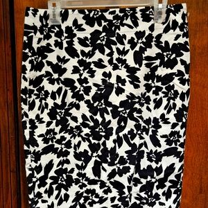 Ann Taylor Loft Womans Sz 6 Straight Pencil Skirt Black White Floral Zip